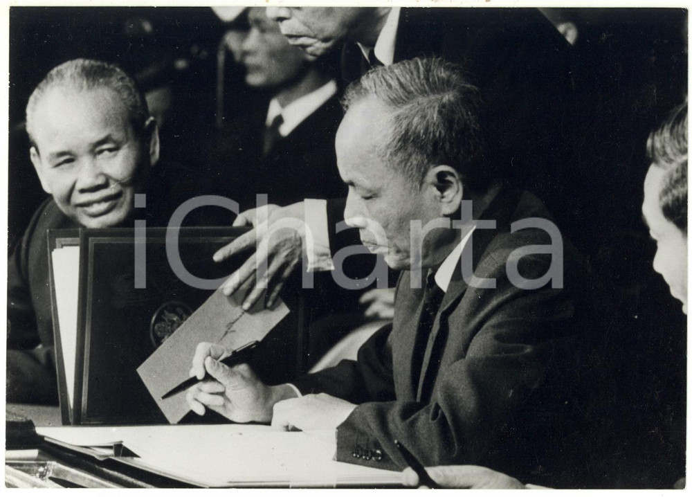 1973 ACCORDI DI PACE DI PARIGI Nguyen DUY TRINH firma per il Vietnam *Foto 18x13