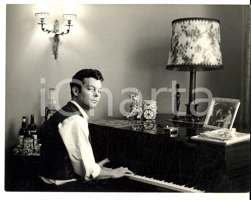 Fotografia d epoca originale 1960 ca FRANCE Ritratto di un giovane musicista al pianoforte Foto 24x18 1