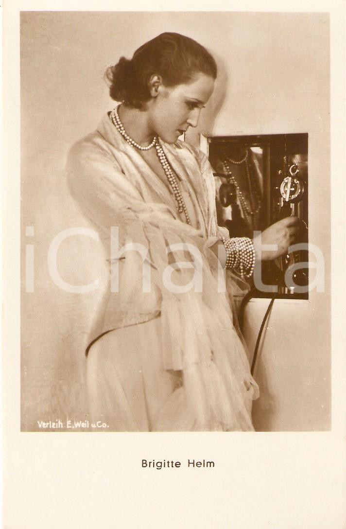 Cartolina originale da collezione 1930 ca CINEMA Attrice Brigitte HELM usa telefono a gettoni *Cartolina FP NV 1