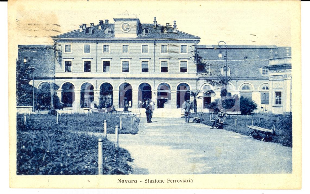Cartolina originale da collezione 1923 NOVARA Piazzale della stazione ferroviaria ANIMATA Cartolina FP VG 1