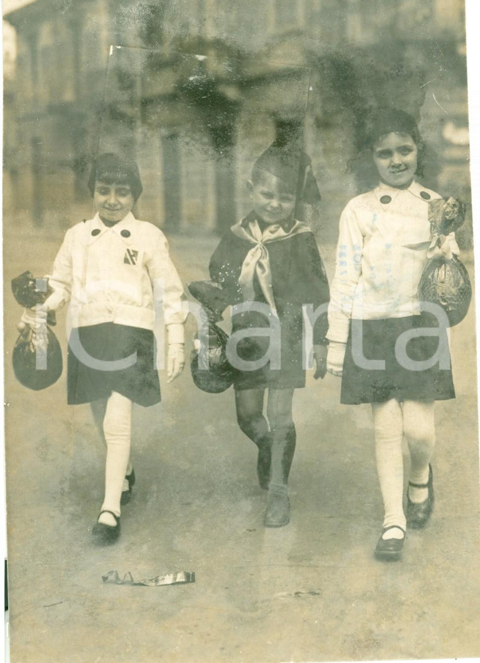 Fotografia d epoca originale 1935 TORINO Piccoli Balilla ricevono uovo di PASQUA Fotografia DANNEGGIATA 1