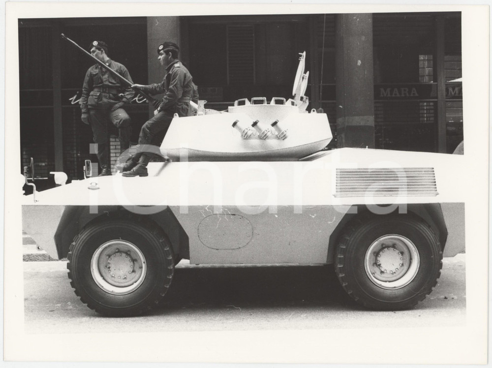 Fotografia d epoca originale 1985 ca MILANO  ESERCITO ITALIANO Carro armato in cittÃ   Foto 24x18 cm 1 1