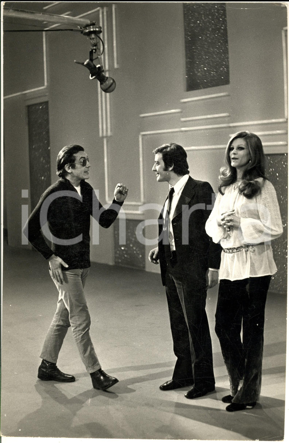 1972 TV ITALIA "Qua la mano, Mino" Mino REITANO sul palco con MILVA - Foto 20x30 Fotografia di agenzia. CONDIZIONI: G (ma lievi piegature al margine inferiore)FORMATO: 20x30 cm    originale e autentica 1