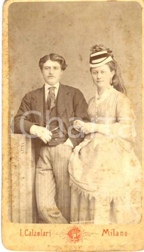 Fotografia d epoca originale 1870 ca MILANO Ritratto di coppia in abiti d epoca Fotografia ICILIO CALZOLARI 1