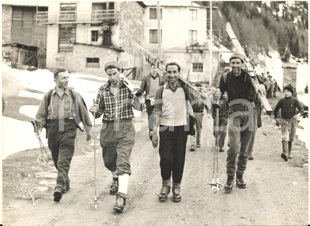 1960 COGNE Gli alpinisti isolati sul ghiacciaio Money dopo il salvataggio *Foto Fotografia d'epoca con didascalia coeva.Sono ritratti l'ing. Gavazzi, il dr. Prestini, Giuseppe Vigan&ograve; e Guido Pessina.  CONDIZIONI: G FORMATO: 18x13 cm     originale e autentica 1