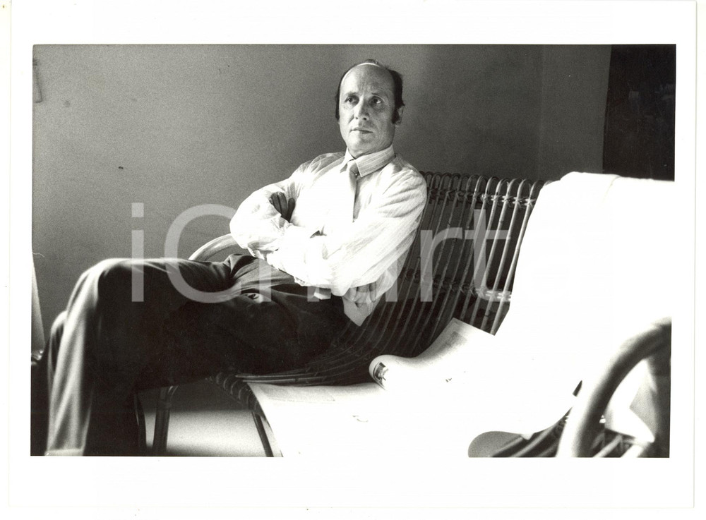 Fotografia d epoca originale 1990 ca MILANO Francesco ALBERONI legge CORRIERE DELLA SERA  Foto ARTISTICA 1
