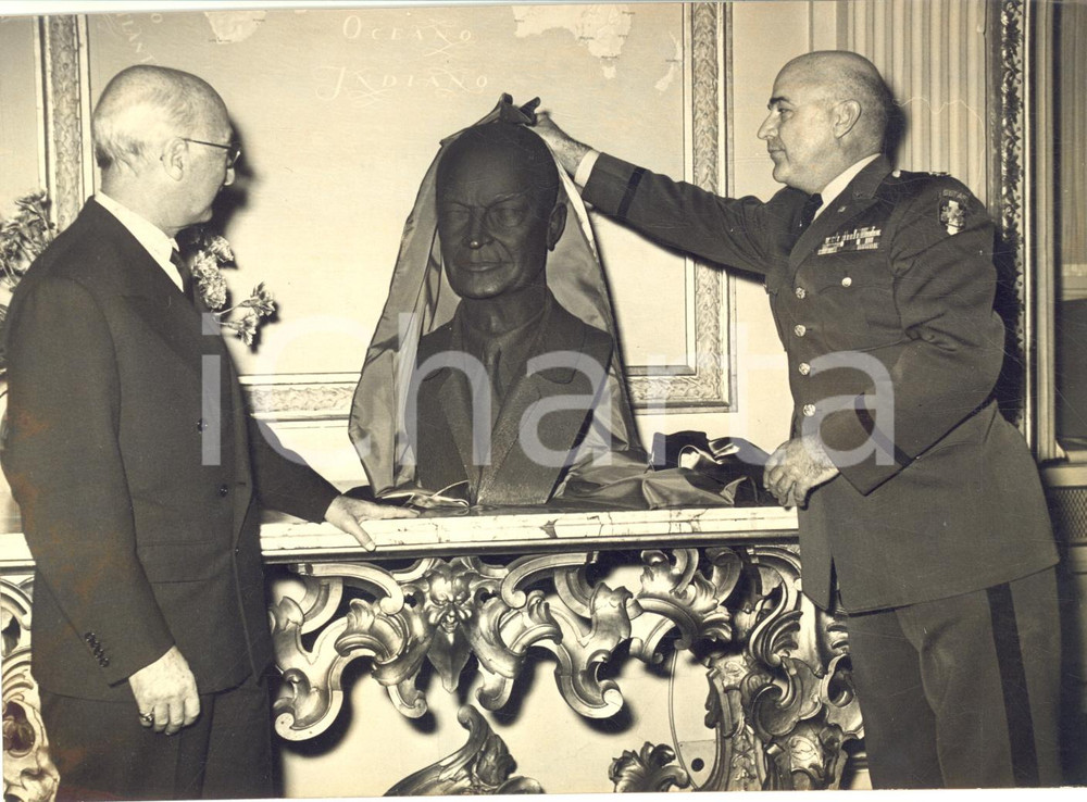 1959 ROMA Ambasciatore James ZELLERBACH riceve busto di EISENHOWER *Foto