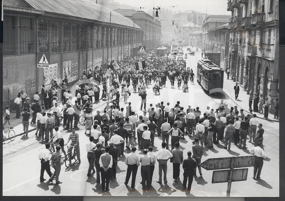 Fotografia d epoca originale 1954 GENOVA SESTRI PONENTE Operai della San Giorgio marciano per la cittÃ  Foto 1