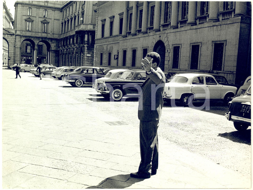 1960 MILANO Piazza BELGIOIOSO - L'industriale Franco GRONDA a passeggio *Foto