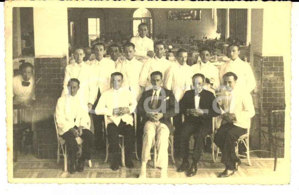Fotografia d'epoca originale 1940 ca MILANO Staff di un ristorante posa con il proprietario *Foto VINTAGE 1