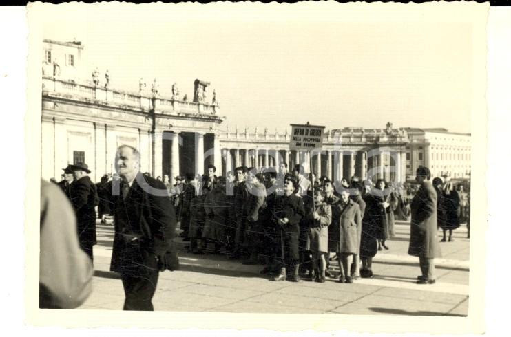 Fotografia d epoca originale 1950 ca ROMA Piazza S. PIETRO Corteo orfani di guerra provincia TERNI Foto 6x9 1
