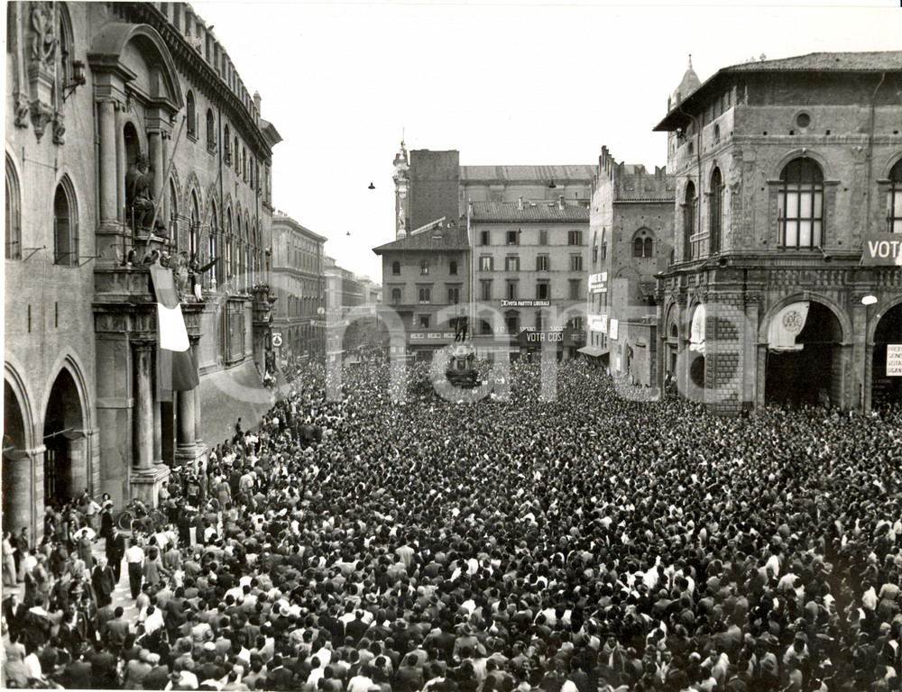 Fotografia d epoca originale 1951 BOLOGNA Piazza MAGGIORE affollata per comizio PARTITO LIBERALE Foto 1