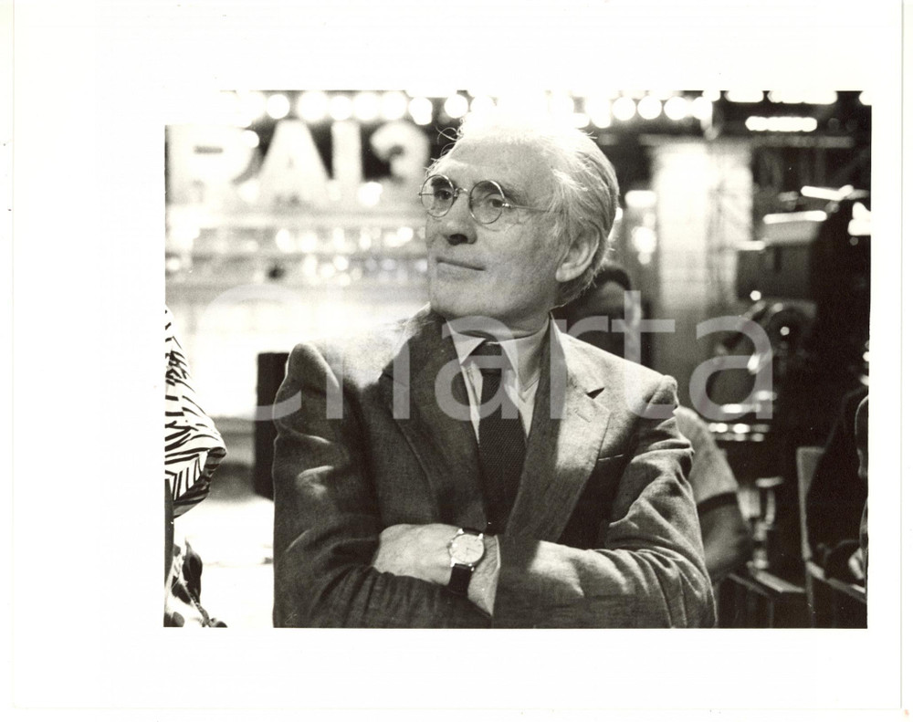 1990 ca RAI TRE Direttore Angelo GUGLIELMI in trasmissione *Foto VINTAGE 25x20