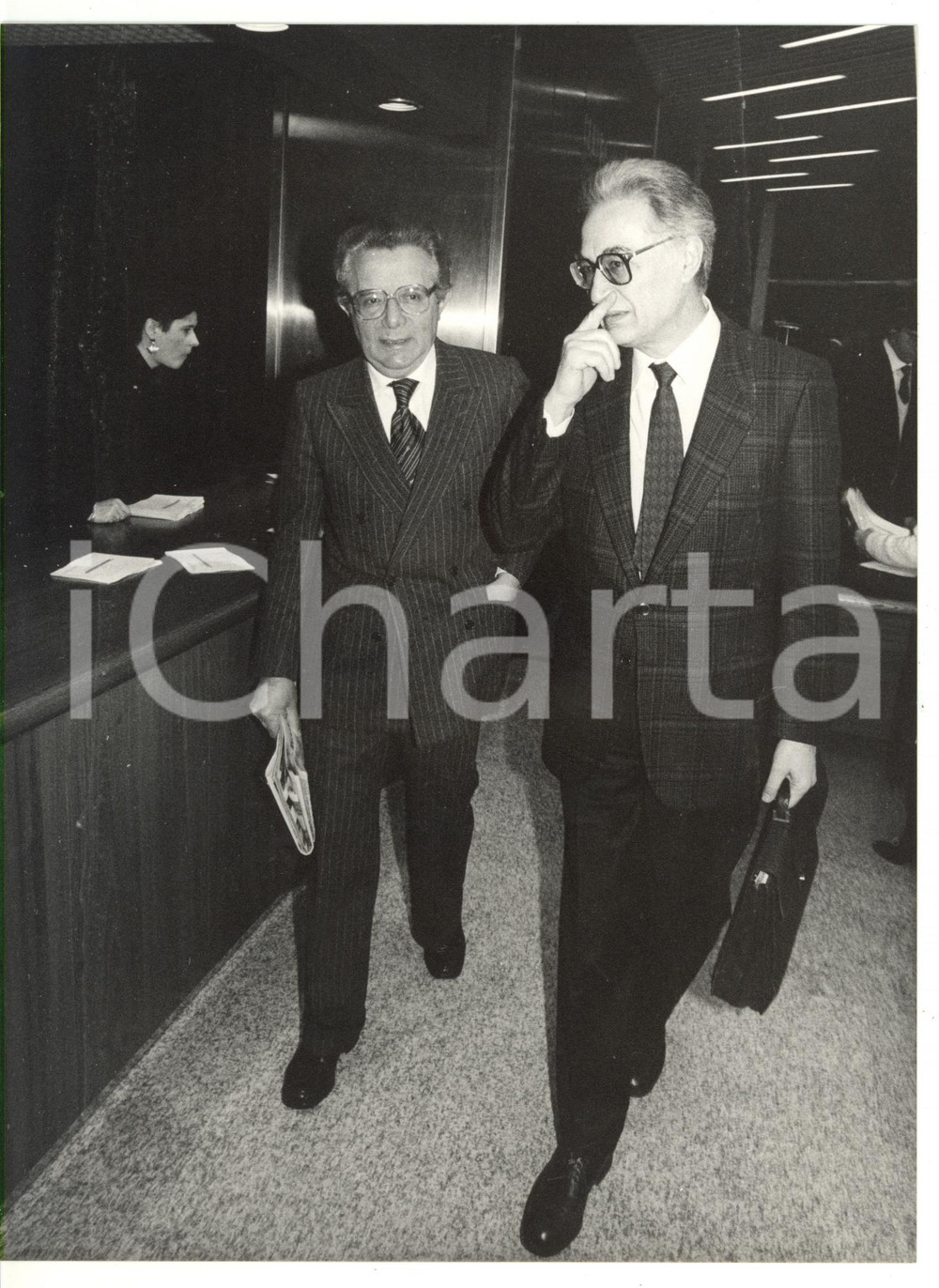 1985 ca MILANO Arrivo di Piero SCHLESINGER con Luigi VENEGONI *Foto 18x24 cm