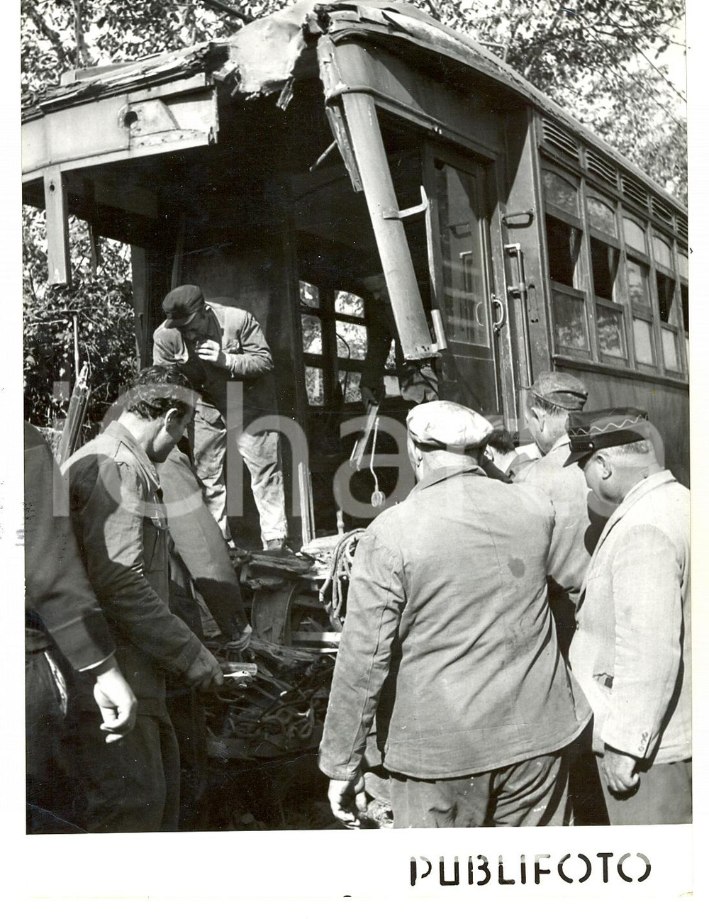 1956 NAPOLI Scontro tra due tram - Macchinisti tra le macerie *Foto 13x18 cm  Fotografia d'epoca con didascalia coeva al verso.  CONDIZIONI: POOR (piegatura al margine inferiore) FORMATO: 13x18 cm     originale e autentica 1