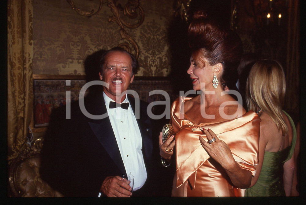 35mm vintage slide* 1990ca ROMA (?) COSTUME Jack NICHOLSON Marina Ripa di MEANA La diapositiva ritrae l'attore Jack Nicholson insieme a Rebecca Broussard Diapositiva d'epoca, in formato 35 mm. CONDIZIONI: GOODTutti i diritti riservati.E' severamente vietata la riproduzione. ICharta mette in vendita, sul negozio eBay e in esclusiva sul sito "icharta" il proprio archivio composto da numerose diapositive e negativi fotografici d'epoca, tutti originali e autentici, che attraversano la storia del costume italiano tra gli la fine degli anni Sessanta e Novanta.Si tratta di uno sguardo inedito sull'attualit&agrave;, la politica, la vita quotidiana, il gossip e la cultura, che fotografa il cambiamento della nazione in quest'ultimo scorcio del XX secolo. Un'occasione unica per il mercato del collezionismo, che vede finalmente disponibile un archivio eccezionale per vastit&agrave;, tematiche e condizioni, in un settore (il negativo fotografico e la diapositiva) di assoluta novit&agrave; e dalle interessanti prospettive di investimento.  originale e autentica 1