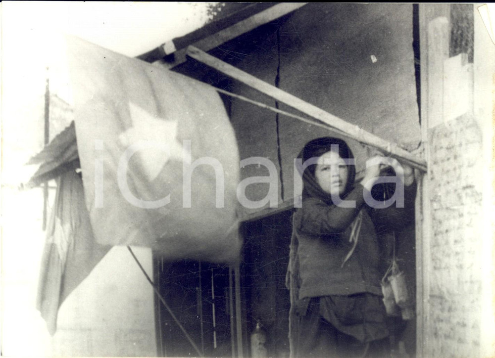 1954 GUERRA DEL VIETNAM - HANOI - Negoziante festeggia i soldati Viet Minh *Foto