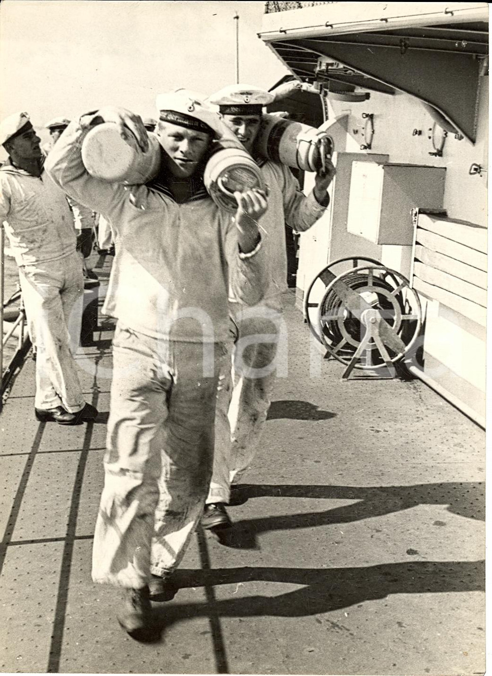 Fotografia d'epoca originale 1940 WW2 Marinai tedeschi caricano granate sommergibile 1