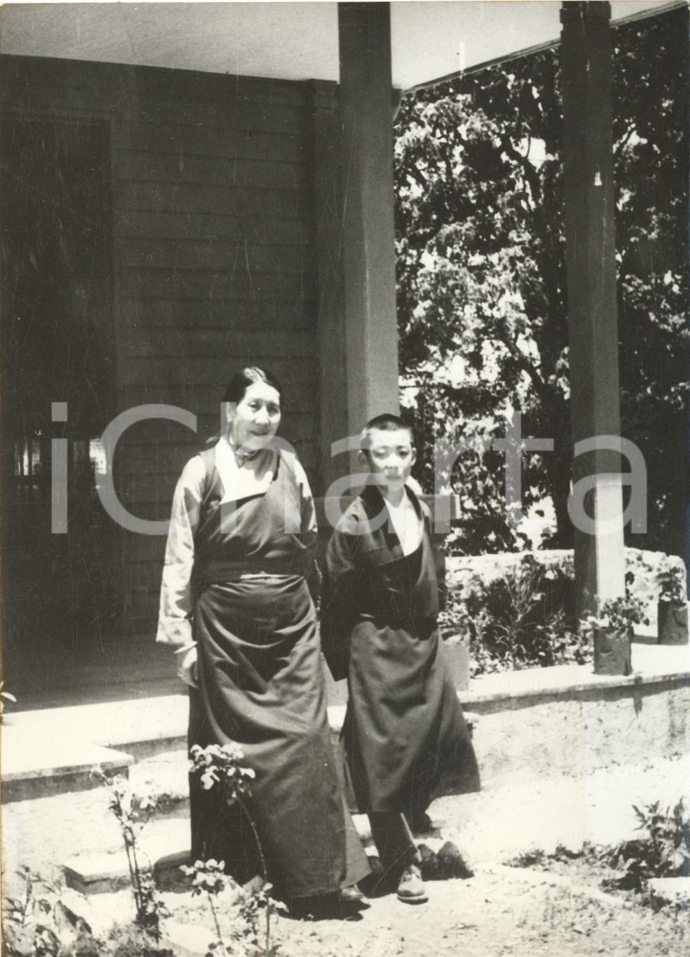 1959 MUSSOORIEE (INDIA) Dalai Lama at Birla House with his mother - Photo Fotografia d'epoca con didascalia coeva.  CONDIZIONI: G (ma difetti di stampa)FORMATO: 13x18 cm      originale e autentica 1