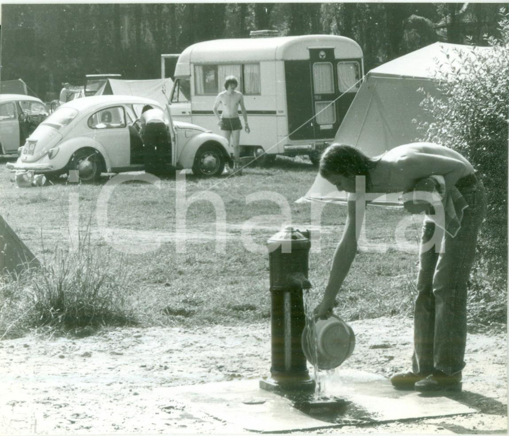 Fotografia d epoca originale 1985 ca ALSACE FRANCE Campeggiatore prende acqua alla fontanella Fotografia 1
