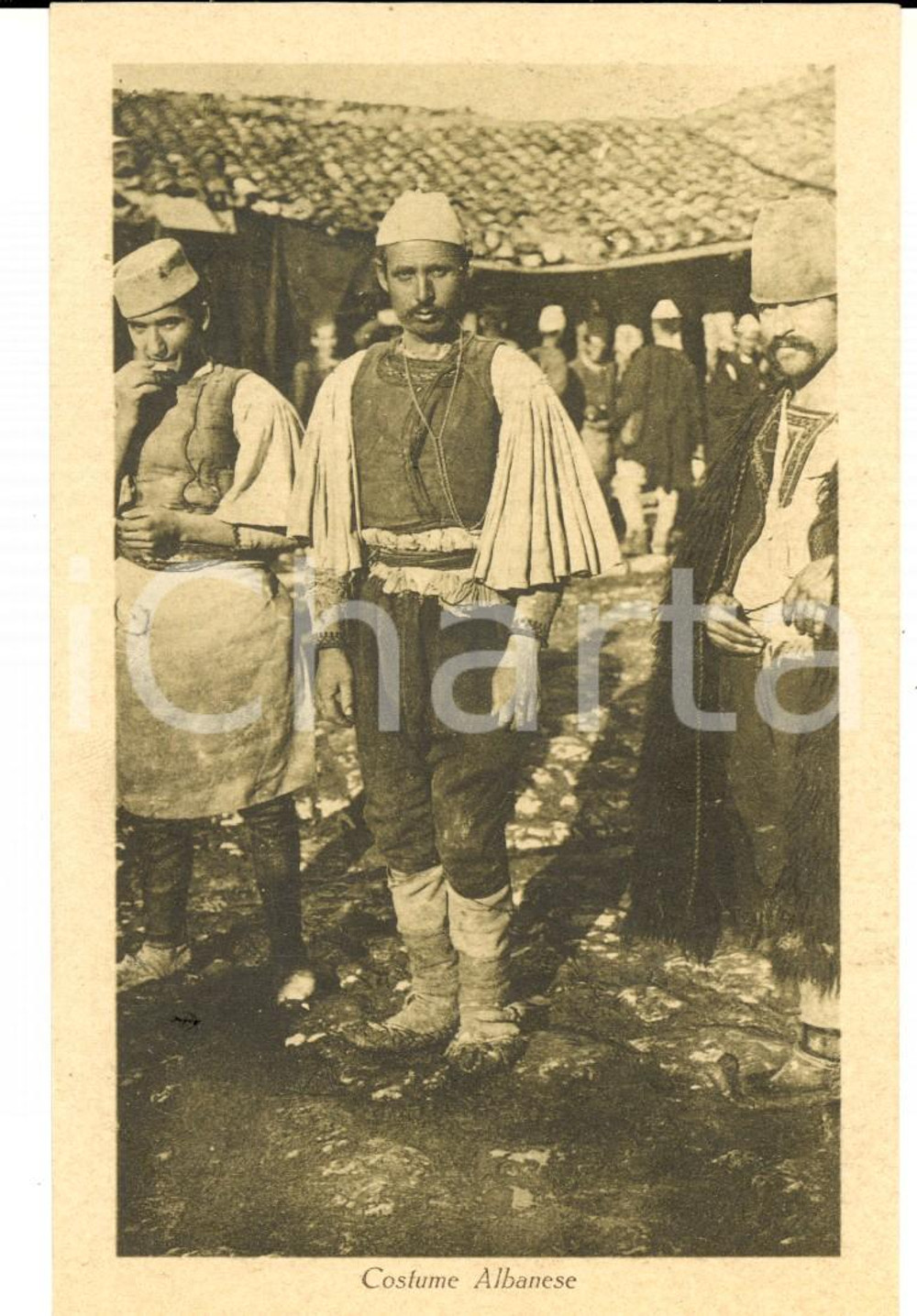 Cartolina originale da collezione 1930 ca COSTUMI ALBANIA Uomini in piazza in costume tradizionale *Cartolina FP 1