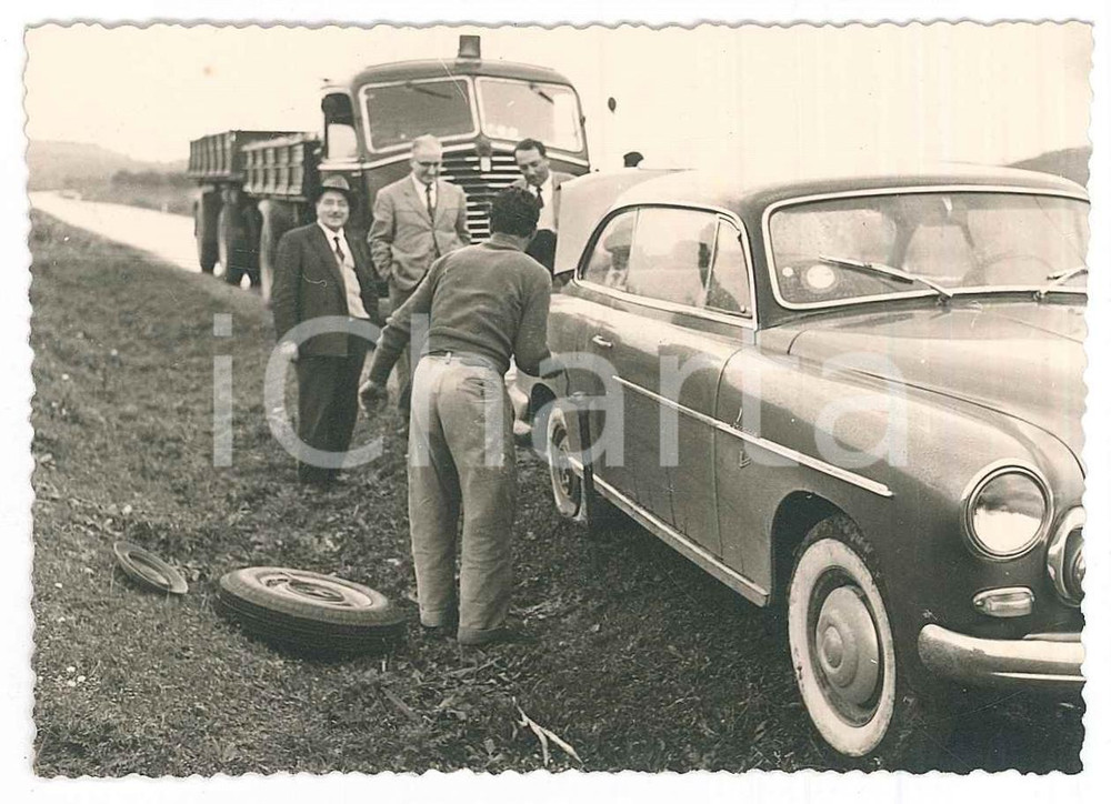 Fotografia d epoca originale 1955 ca ITALIA Camion FIAT e cambio ruota a bordo strada  Foto ANONIMA 10x7 cm 1
