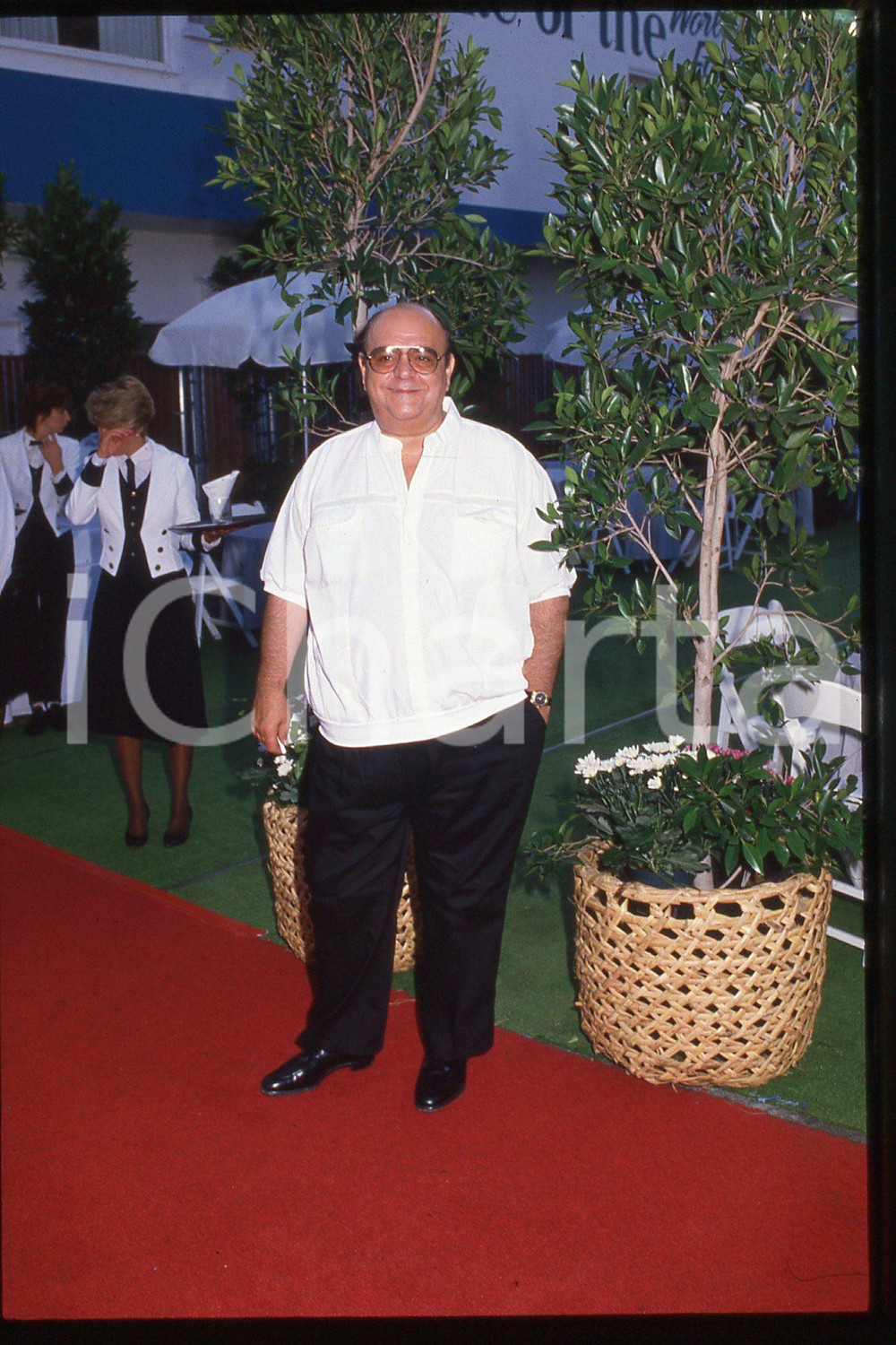 35mm vintage slide* 1986, California, James Coco  Diapositiva d'epoca, in formato 35 mm.CONDIZIONI: GOODE' severamente vietata la riproduzione. Tutti i diritti sono riservati.Nella diapositiva ICharta mette in vendita, sul negozio eBay e in esclusiva sul sito "icharta" il proprio archivio composto da numerose diapositive e negativi fotografici d'epoca, tutti originali e autentici, che attraversano la storia del costume italiano tra gli la fine degli anni Sessanta e Novanta.Si tratta di uno sguardo inedito sull'attualit&agrave;, la politica, la vita quotidiana, il gossip e la cultura, che fotografa il cambiamento della nazione in quest'ultimo scorcio del XX secolo. Un'occasione unica per il mercato del collezionismo, che vede finalmente disponibile un archivio eccezionale per vastit&agrave;, tematiche e condizioni, in un settore (il negativo fotografico e la diapositiva) di assoluta novit&agrave; e dalle interessanti prospettive di investimento.  FAIR/discreto   originale e autentica 1