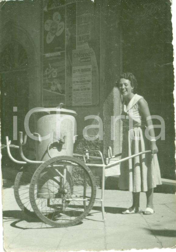 Fotografia d epoca originale 1954 MONTEFIASCONE VT Donna scherza con bidone dellla spazzatura Fotografia 1