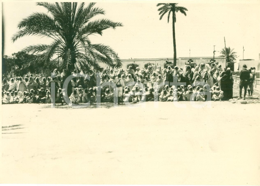 Fotografia d epoca originale 1930 ca ZUARA LIBIA Folla araba attende arrivo Sovrani d ITALIA Fotografia 1