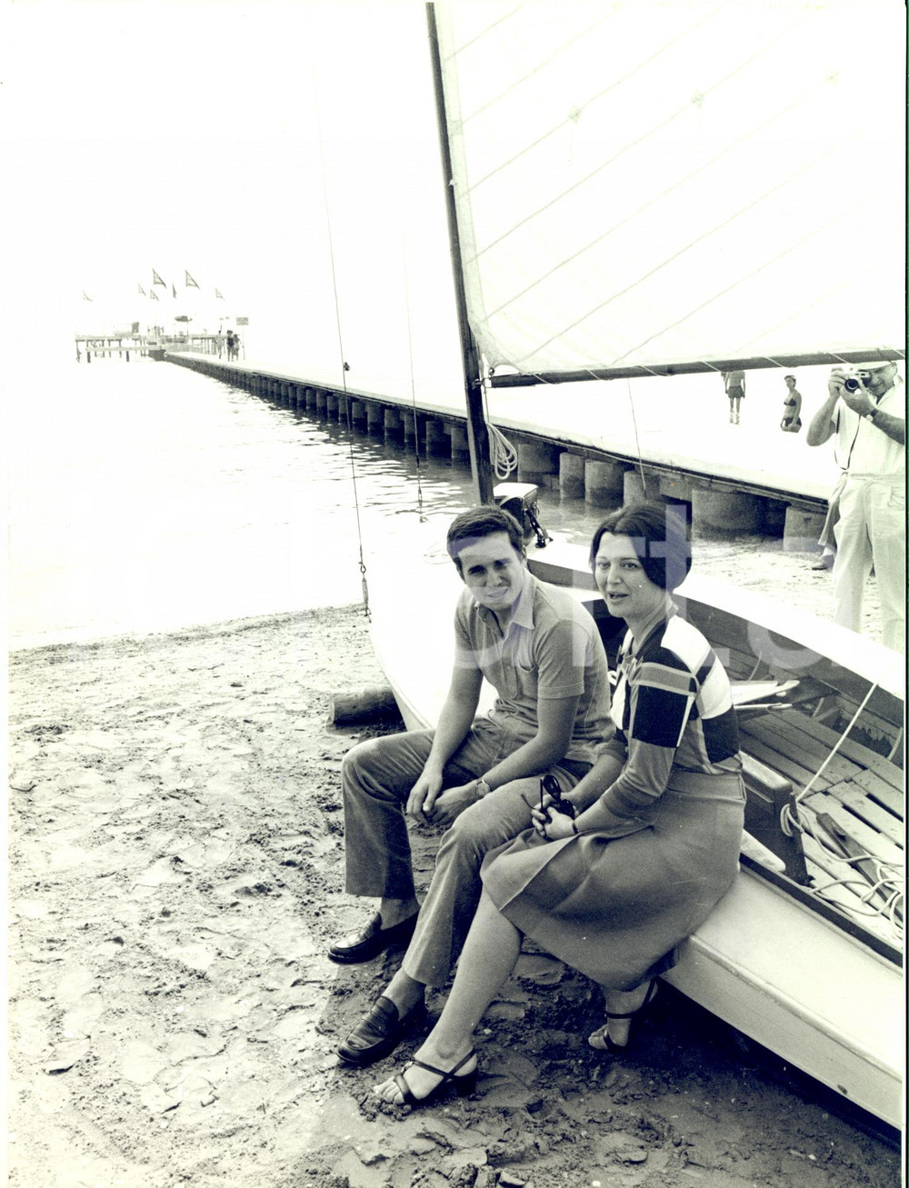 1967 VENEZIA Mostra del Cinema - Elda TATTOLI e Marco BELLOCCHIO al Lido *Foto  Fotografia d'epoca con didascalia coeva al verso.   CONDIZIONI: GFORMATO: 18x24 cm     originale e autentica 1
