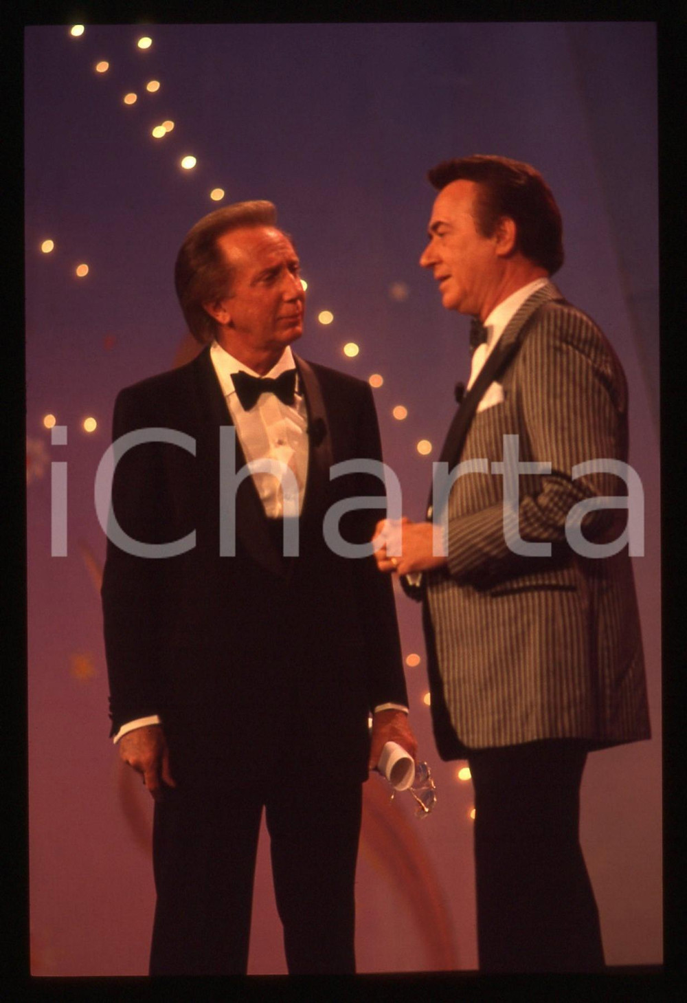 35mm vintage slide* 1990 CANALE 5 - Nico FIDENCO Mike BONGIORNO Ritratto (2)  Diapositiva d'epoca, in formato 35 mm. CONDIZIONI: GOOD  La diapositiva illustra la trasmissione "C'era un volta il Festival", andata in onda nel 1990 su Canale 5. Tutti i diritti riservati.E' severamente vietata la riproduzione. ICharta mette in vendita, sul negozio eBay e in esclusiva sul sito "icharta" il proprio archivio composto da numerose diapositive e negativi fotografici d'epoca, tutti originali e autentici, che attraversano la storia del costume italiano tra gli la fine degli anni Sessanta e Novanta.Si tratta di uno sguardo inedito sull'attualit&agrave;, la politica, la vita quotidiana, il gossip e la cultura, che fotografa il cambiamento della nazione in quest'ultimo scorcio del XX secolo. Un'occasione unica per il mercato del collezionismo, che vede finalmente disponibile un archivio eccezionale per vastit&agrave;, tematiche e condizioni, in un settore (il negativo fotografico e la diapositiva) di assoluta novit&agrave; e dalle interessanti prospettive di investimento.  originale e autentica 1