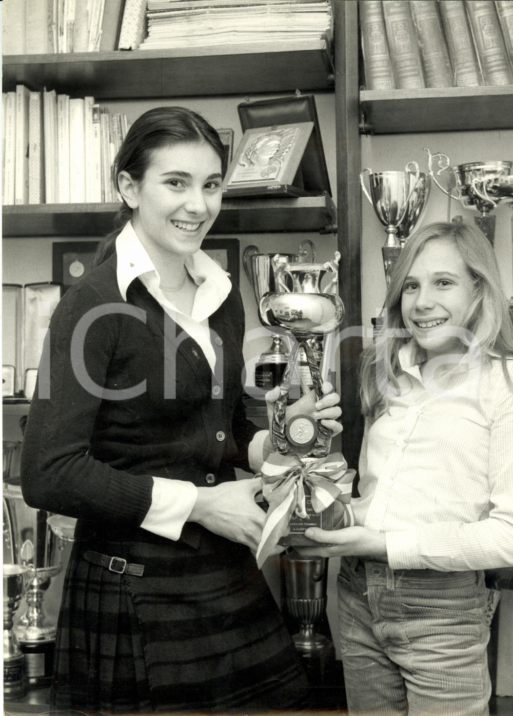 Fotografia d epoca originale 1980 ca TENNIS Campionessa Emanuela ZONI con sorella mostra trofeo 24 x 30 cm 1