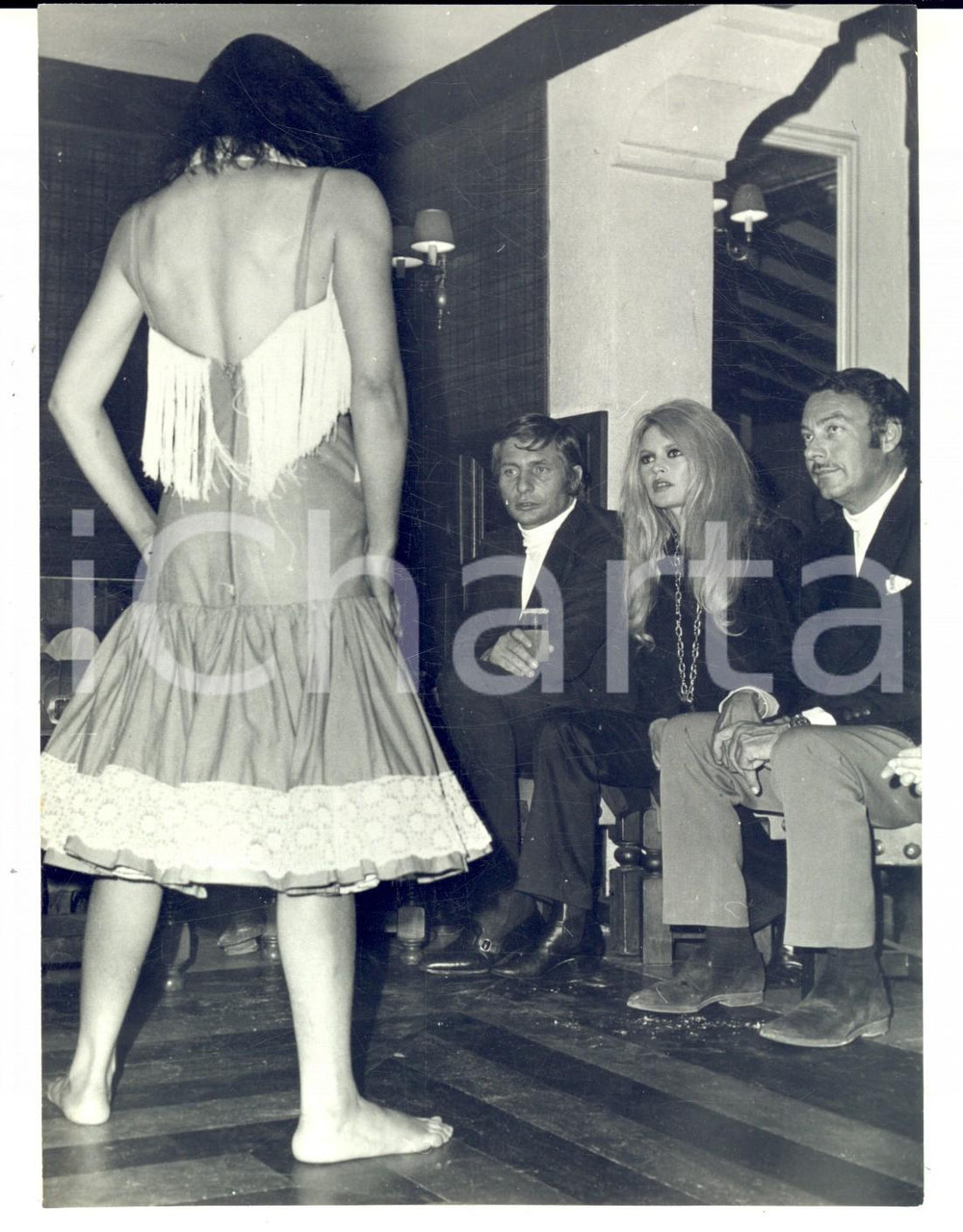 Fotografia d epoca originale 1968 MARBELLA Brigitte BARDOT e Gunther SACHS a un evento di moda Foto 14x18 1