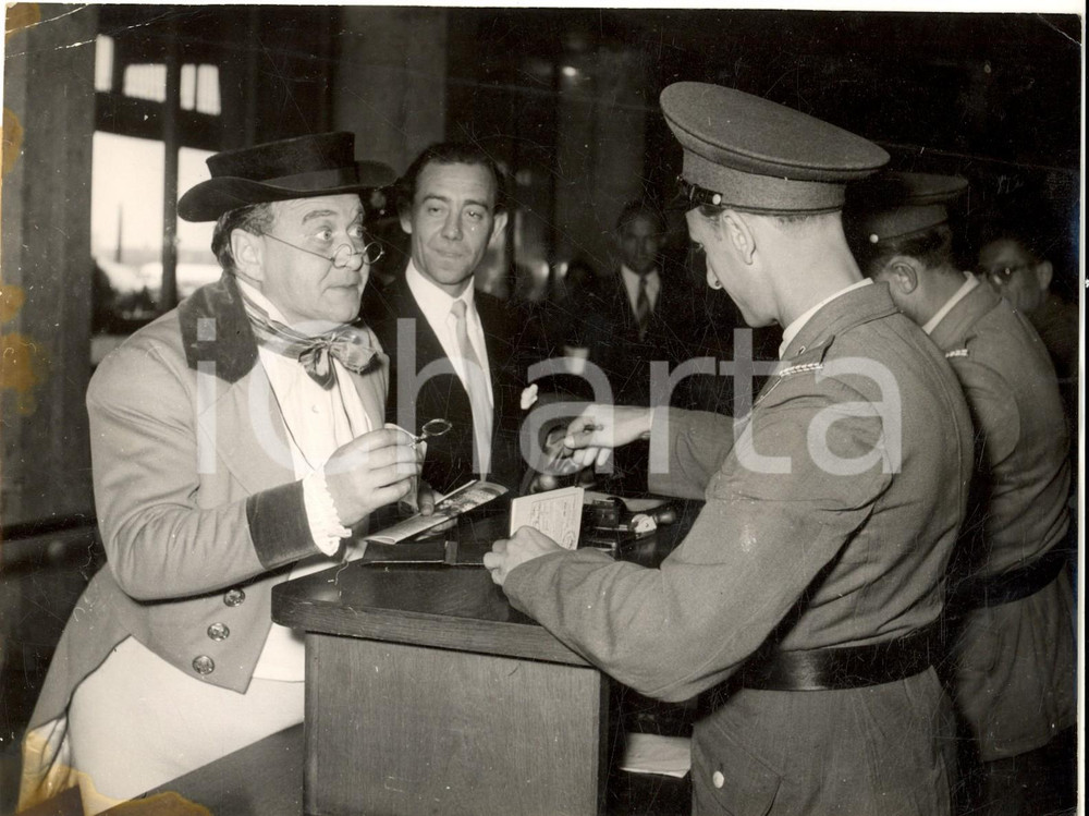 Fotografia d epoca originale 1953 BERLINO Aeroporto  Attore James HYTER durante i controlli  Foto 20x15 cm 1
