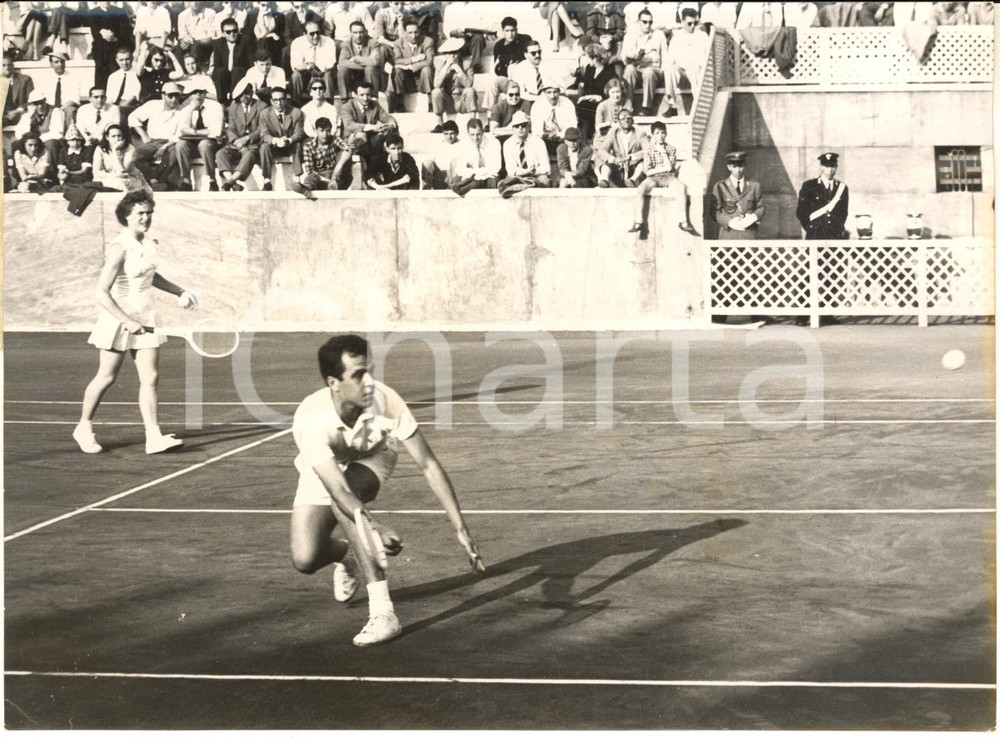 1956 ROMA Internazionali TENNIS Doppio misto - Giorgio FACHINI Shirley BLOOMER Fotografia d'epoca con didascalia coeva.  CONDIZIONI: G (ma lieve sovraimpressione circolare e minima piegatura angolare) FORMATO:  18x13 cm     originale e autentica 1