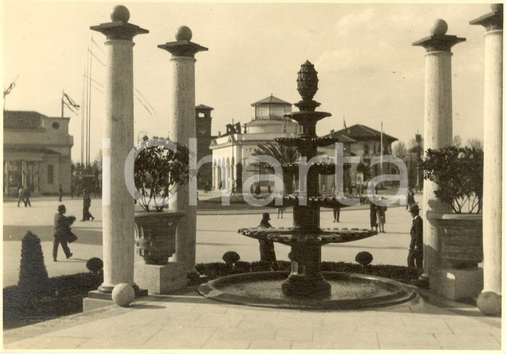 Fotografia d epoca originale 1928 MILANO FIERA CAMPIONARIA Fontana e colonne all estero del padiglione SHELL 1