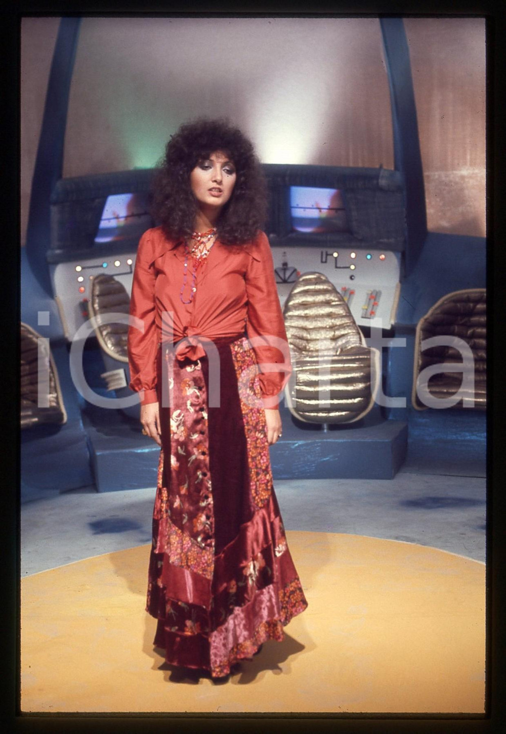 35mm vintage slide* 1975 ca TELEVISIONE Marcella BELLA in finta astronave (11)