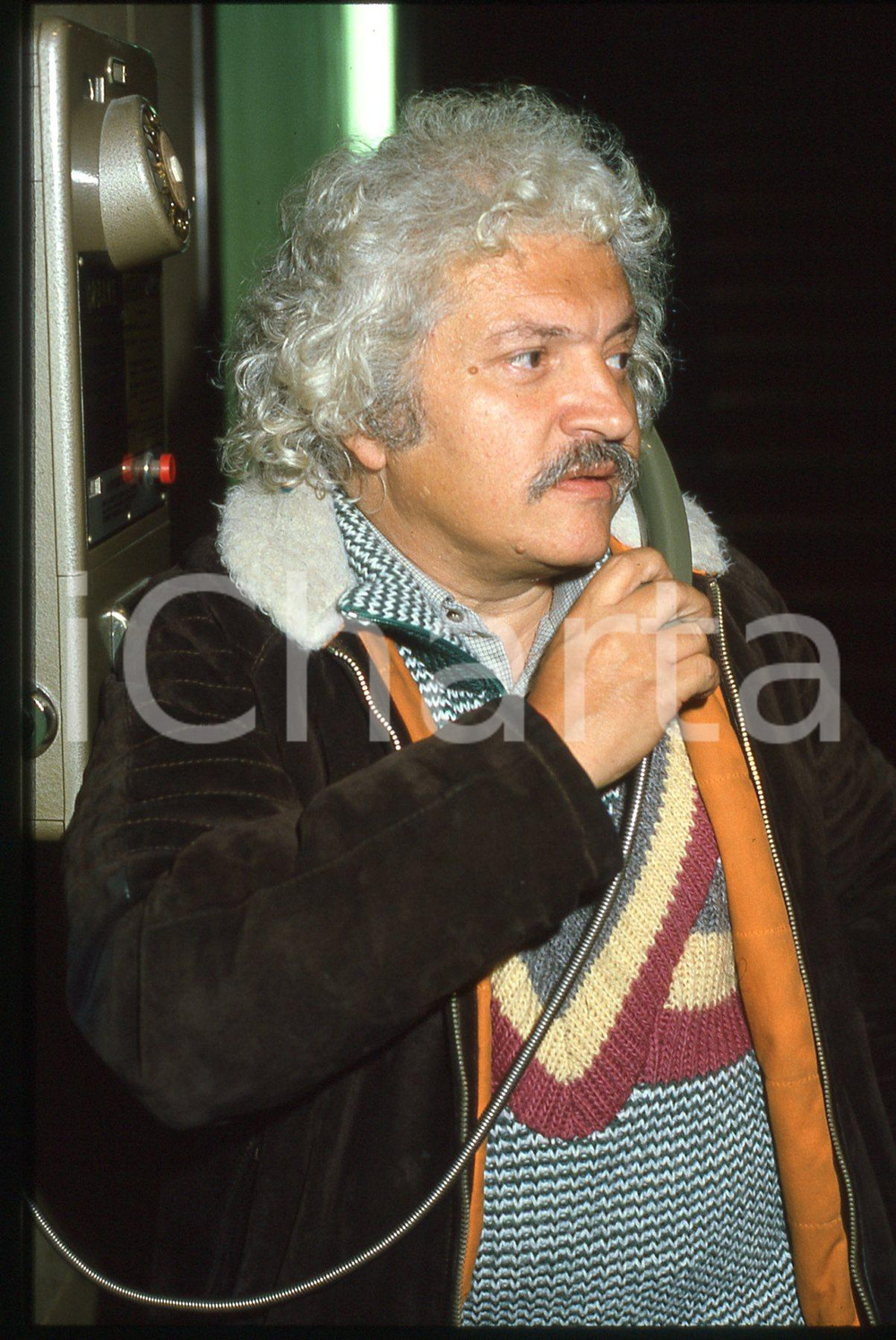 35mm vintage slide* 1985ca ITALIA MUSICA Bruno LAUZI usa telefono pubblico (1)  Diapositiva d'epoca, in formato 35 mm. CONDIZIONI: GOODE' severamente vietata la riproduzione. Tutti i diritti sono riservati.Nella diapositiva ICharta mette in vendita, sul negozio eBay e in esclusiva sul sito "icharta" il proprio archivio composto da numerose diapositive e negativi fotografici d'epoca, tutti originali e autentici, che attraversano la storia del costume italiano tra gli la fine degli anni Sessanta e Novanta.Si tratta di uno sguardo inedito sull'attualit&agrave;, la politica, la vita quotidiana, il gossip e la cultura, che fotografa il cambiamento della nazione in quest'ultimo scorcio del XX secolo. Un'occasione unica per il mercato del collezionismo, che vede finalmente disponibile un archivio eccezionale per vastit&agrave;, tematiche e condizioni, in un settore (il negativo fotografico e la diapositiva) di assoluta novit&agrave; e dalle interessanti prospettive di investimento.     originale e autentica 1