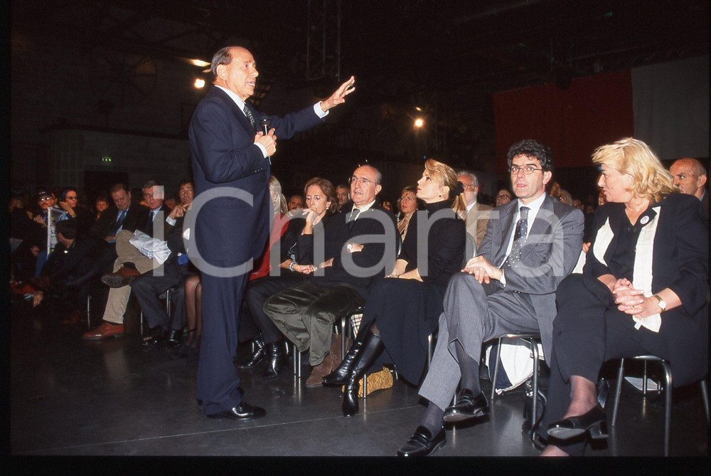 Silvio BERLUSCONI Festa "Secolo" 2000 Alleanza Nazionale * 35mm vintage slide 26  Diapositiva d'epoca, in formato 35 mm.Si prega di rivolgersi, per i diritti, a ICharta.E' severamente vietata la riproduzione. Tutti i diritti sono riservati.Nella diapositiva ICharta mette in vendita, sul negozio eBay e in esclusiva sul sito "icharta" il proprio archivio composto da numerose diapositive e negativi fotografici d'epoca, tutti originali e autentici, che attraversano la storia del costume italiano tra gli la fine degli anni Sessanta e Novanta.Si tratta di uno sguardo inedito sull'attualit&agrave;, la politica, la vita quotidiana, il gossip e la cultura, che fotografa il cambiamento della nazione in quest'ultimo scorcio del XX secolo. Un'occasione unica per il mercato del collezionismo, che vede finalmente disponibile un archivio eccezionale per vastit&agrave;, tematiche e condizioni, in un settore (il negativo fotografico e la diapositiva) di assoluta novit&agrave; e dalle interessanti prospettive di investimento.  GOOD/buono   originale e autentica 1