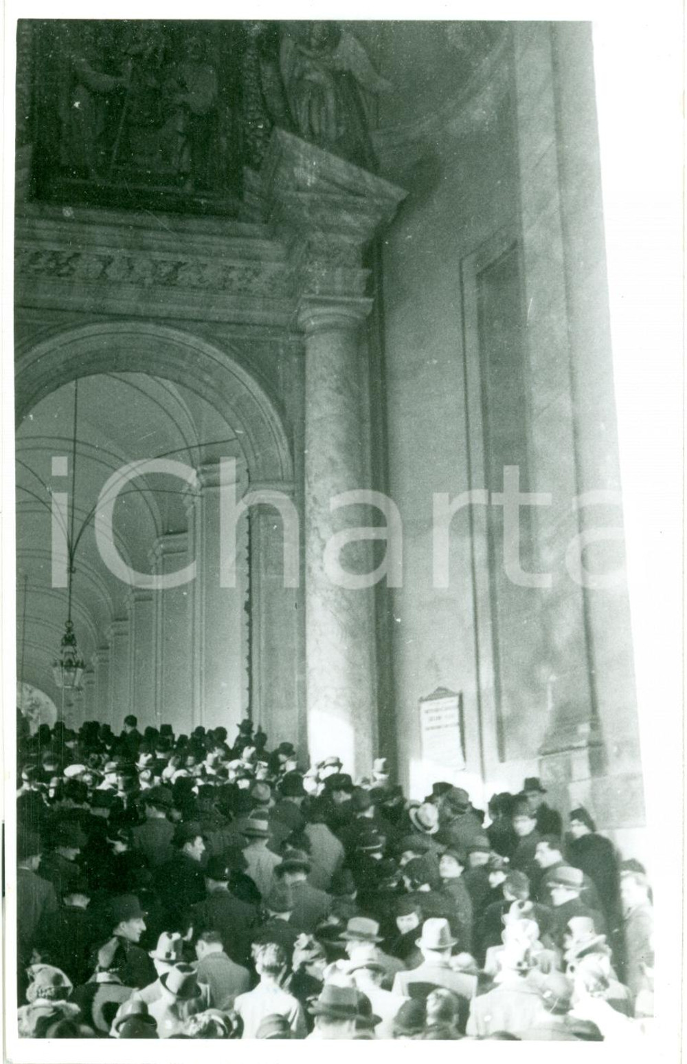 Fotografia d epoca originale 1939 CITTA  DEL VATICANO Folla legge annunci morte di PIO XI Fotografia 1