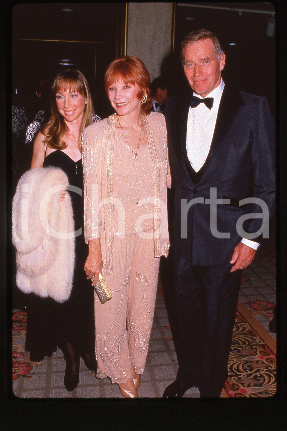 35mm vintage slide*1985 ca CINEMA Charlton HESTON Shirley MacLAINE Sachi PARKER  Diapositiva d'epoca, in formato 35 mm.CONDIZIONI: GOODE' severamente vietata la riproduzione. Tutti i diritti sono riservati.Nella diapositiva ICharta mette in vendita, sul negozio eBay e in esclusiva sul sito "icharta" il proprio archivio composto da numerose diapositive e negativi fotografici d'epoca, tutti originali e autentici, che attraversano la storia del costume italiano tra gli la fine degli anni Sessanta e Novanta.Si tratta di uno sguardo inedito sull'attualit&agrave;, la politica, la vita quotidiana, il gossip e la cultura, che fotografa il cambiamento della nazione in quest'ultimo scorcio del XX secolo. Un'occasione unica per il mercato del collezionismo, che vede finalmente disponibile un archivio eccezionale per vastit&agrave;, tematiche e condizioni, in un settore (il negativo fotografico e la diapositiva) di assoluta novit&agrave; e dalle interessanti prospettive di investimento. GOOD/buono   originale e autentica 1