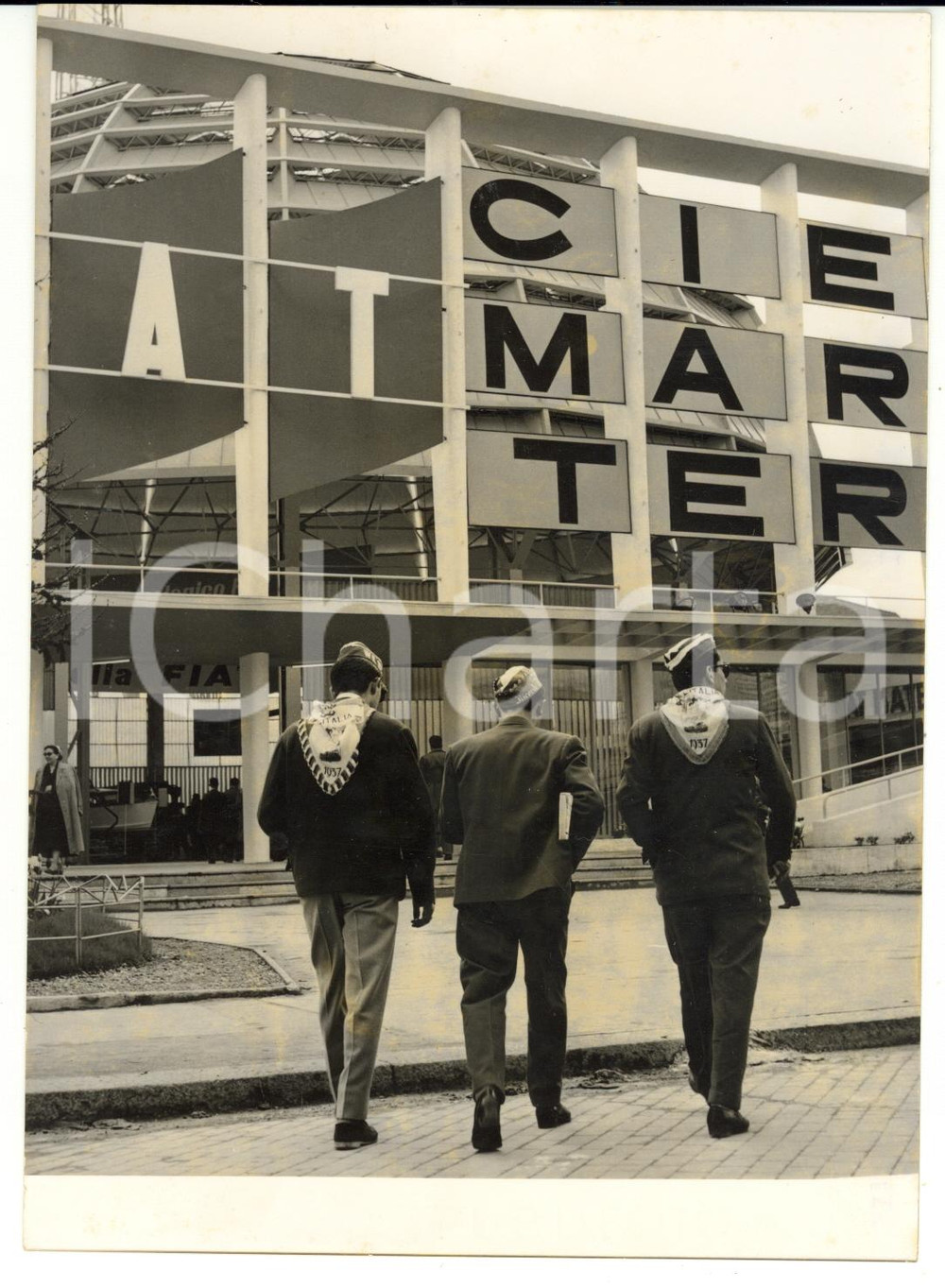 1957 MILANO - FIERA CAMPIONARIA Curiosi visitatori allo stand FIAT *Foto VINTAGE  Fotografia d'epoca con didascalia coeva al verso.    CONDIZIONI: FAIR (lievi aloni)FORMATO: 13x18 cm     originale e autentica 1