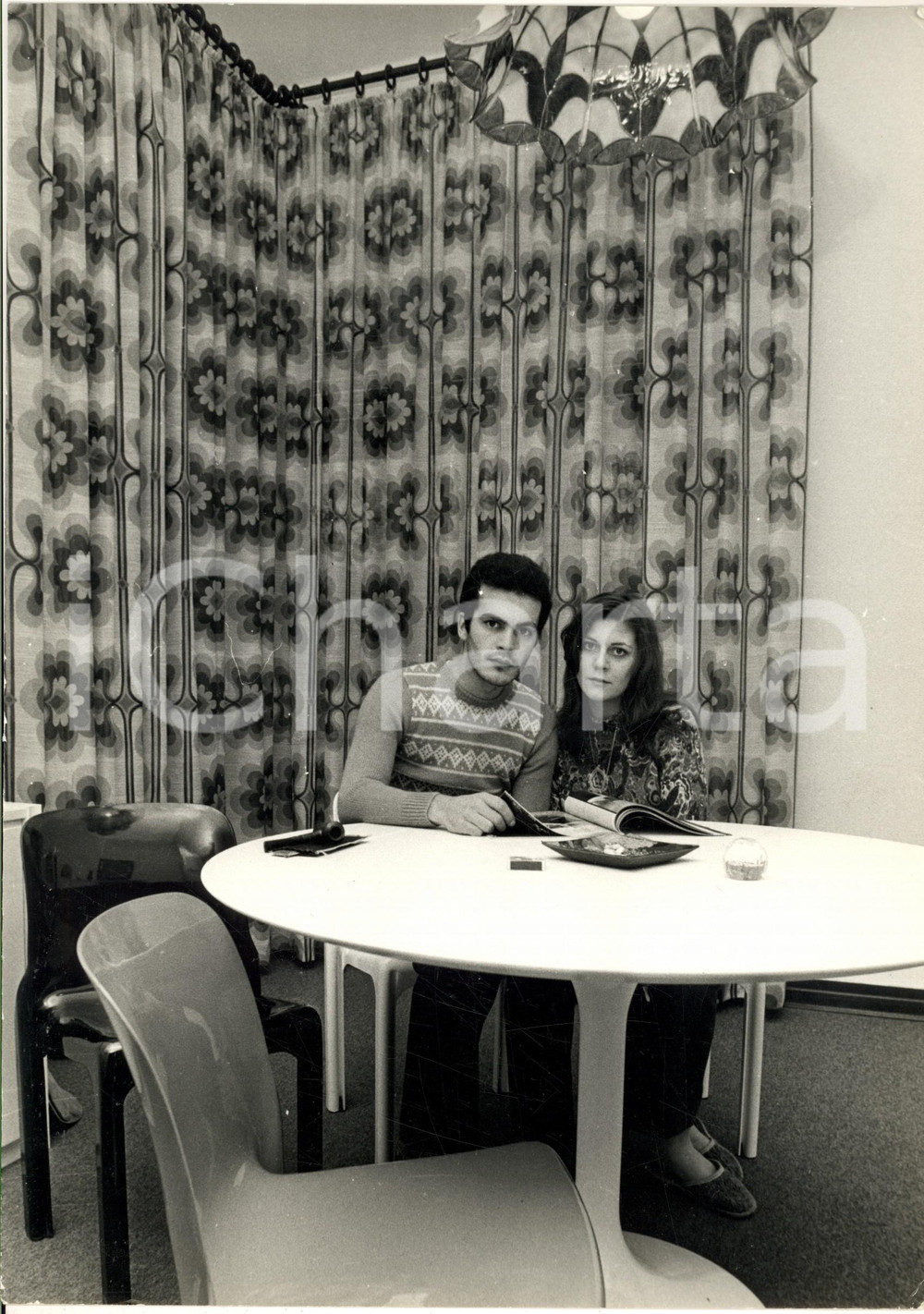 1970 ca COSTUME Cantante DONATELLO in casa con la fidanzata (1) - Foto 20x30 cm