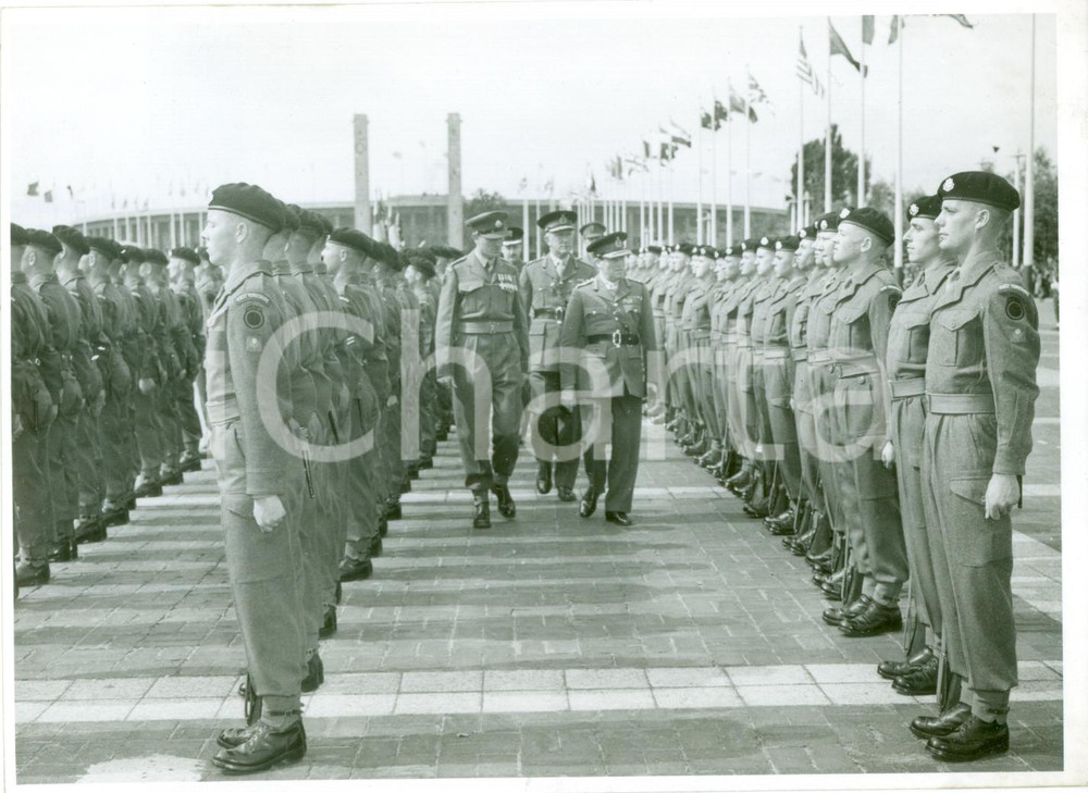 Fotografia d epoca originale 1952 BERLINO OVEST Gen. John HARDING Cyril COLEMAN parata truppe britanniche 1