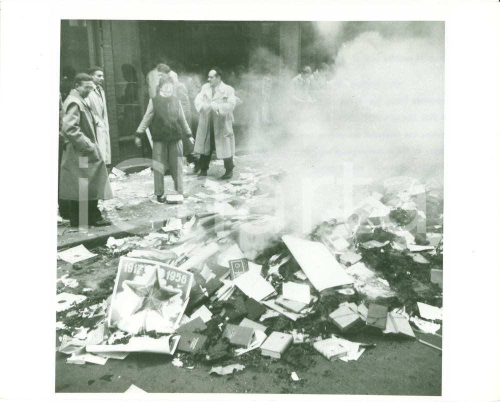 Fotografia d epoca originale 1956 BUDAPEST Hungarian Revolution Studenti bruciano propaganda URSS Foto 1