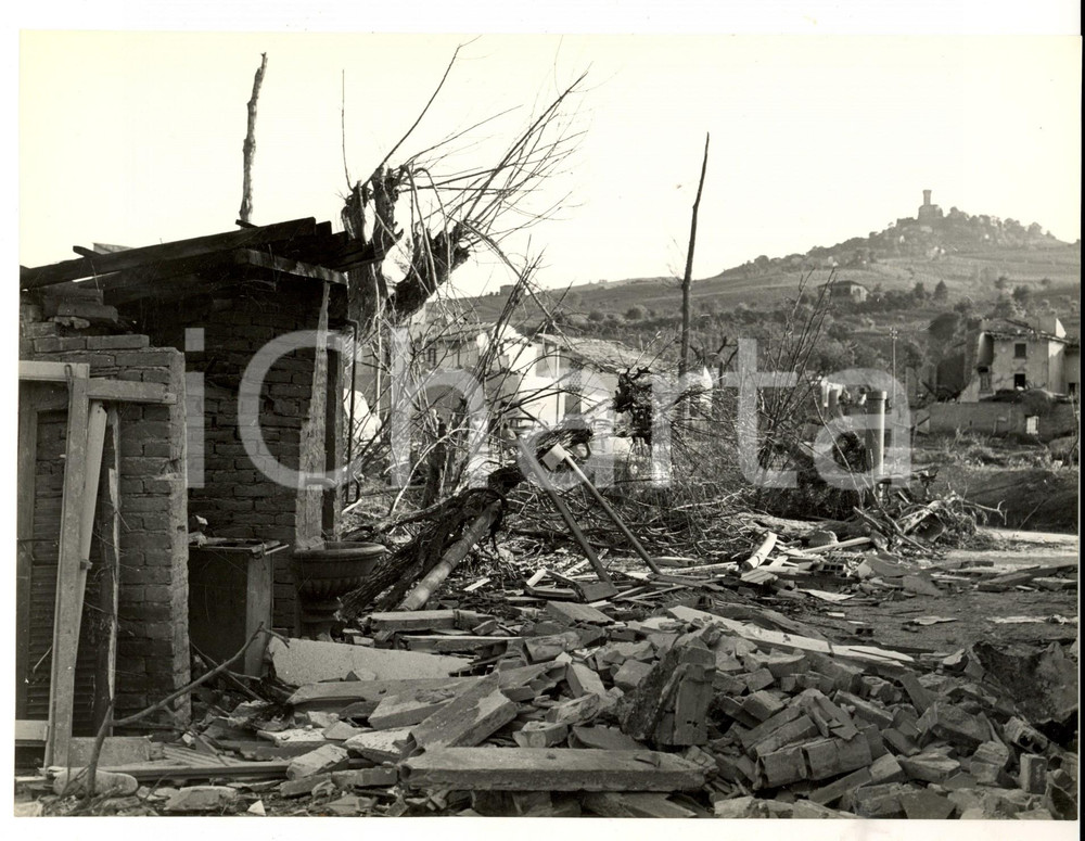 Fotografia d epoca originale 1957 ROBECCO PAVESE Abitazioni rurali distrutte dal tornado Foto CARRARO 23x17 1