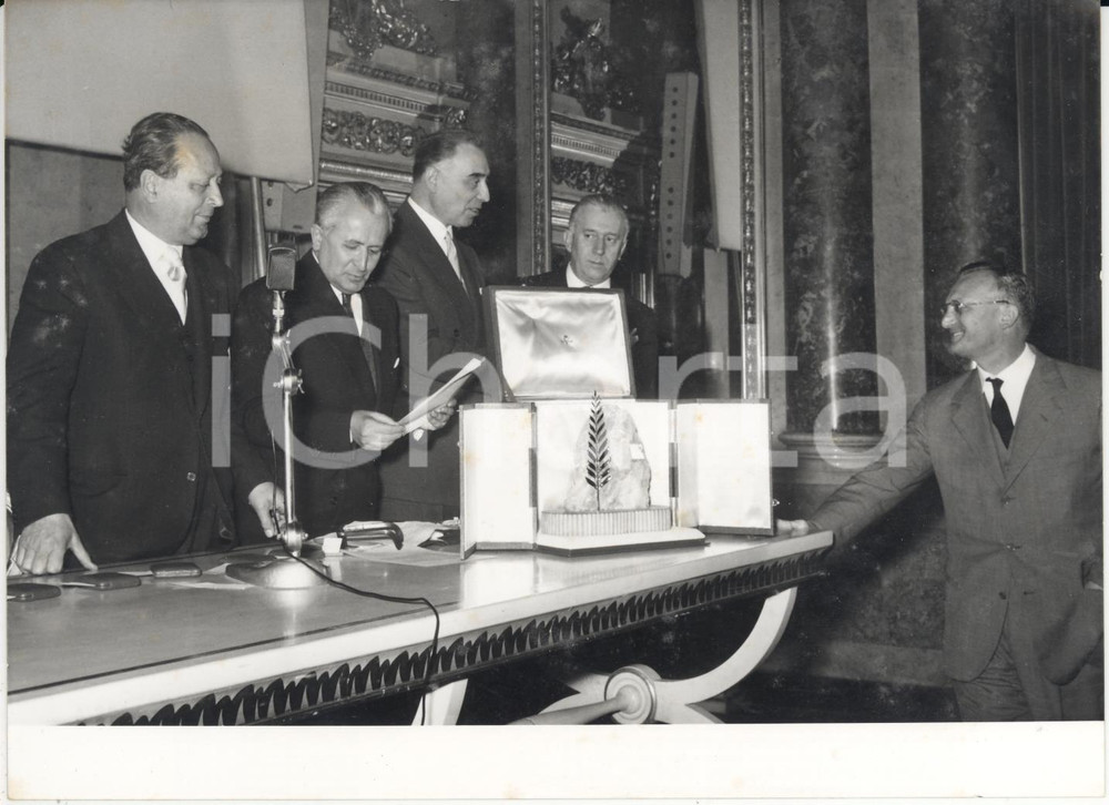 Fotografia d epoca originale 1958 MILANO Dino VILLANI consegna Palma d oro a Pietro MALTAURO Foto 18x13 cm 1