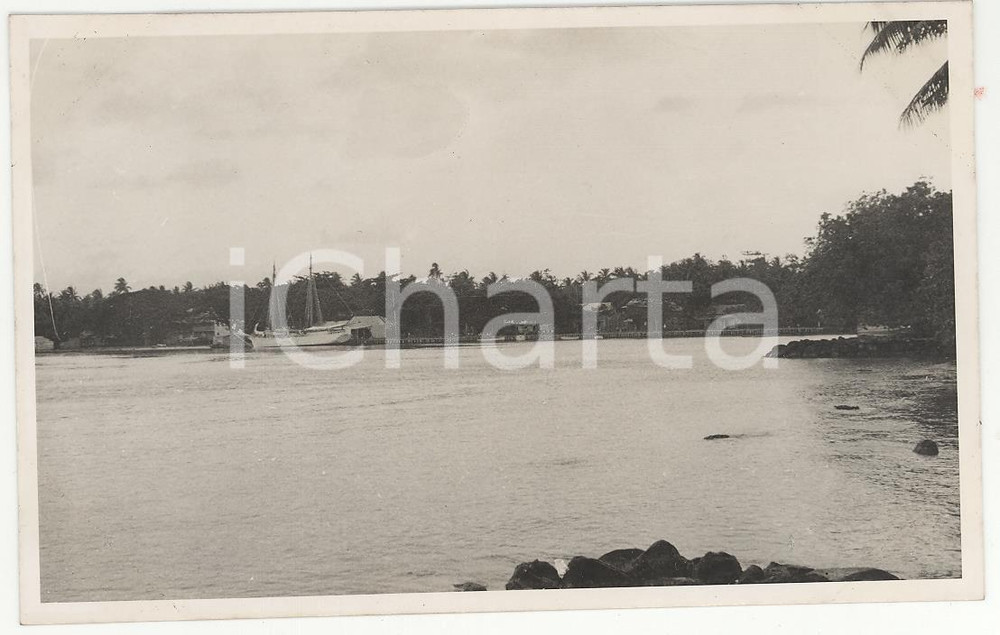 Fotografia d epoca originale 1937 HUAHINE Polinesia TAHITI La Denise ormeggiata REAL PHOTO cm 13,5 x 8,5 1