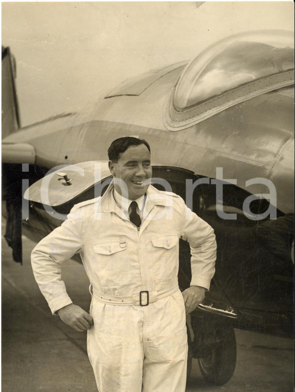 1953 LONDON Pilot Walter GIBB with the record-breaking CANBERRA bomber *Photo