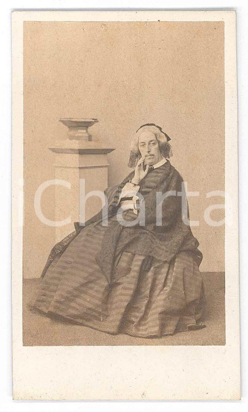 Fotografia d epoca originale 1870 ca ITALIA Donna seduta in abito a righe e scialle  Ritratto Foto CDV 1